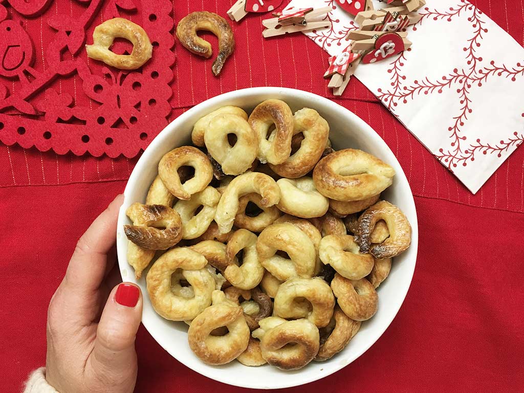 Fotop di un piatto con taralli all'olio fatti in casa