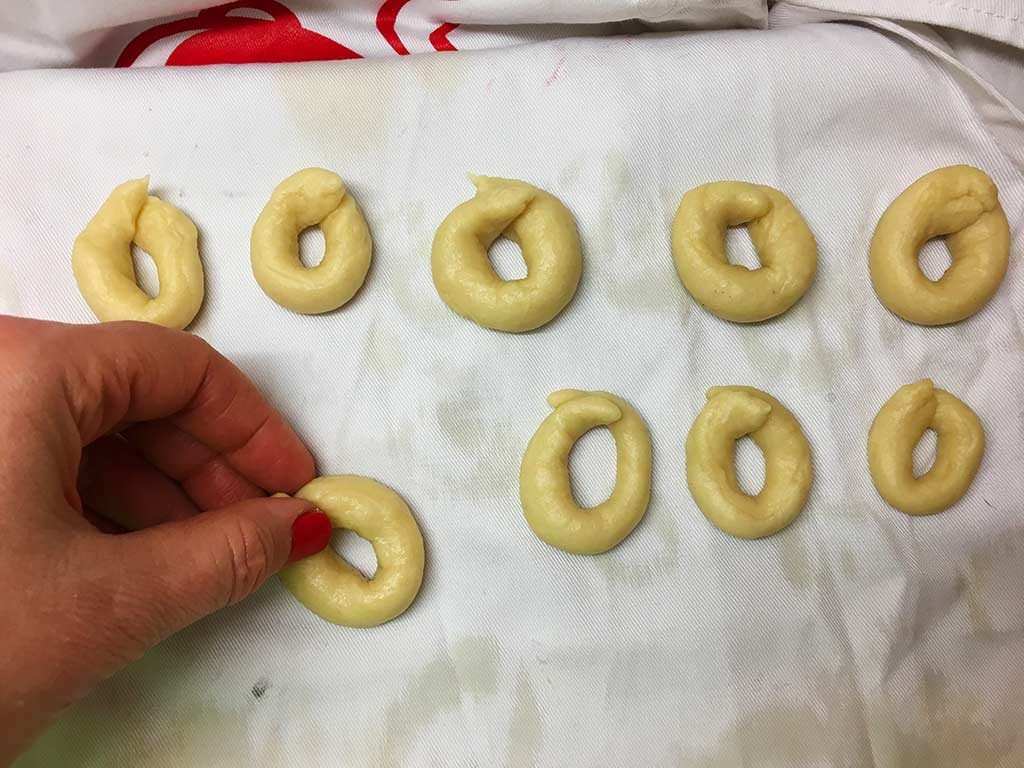 Foto delle ciambelline di pasta per i taralli