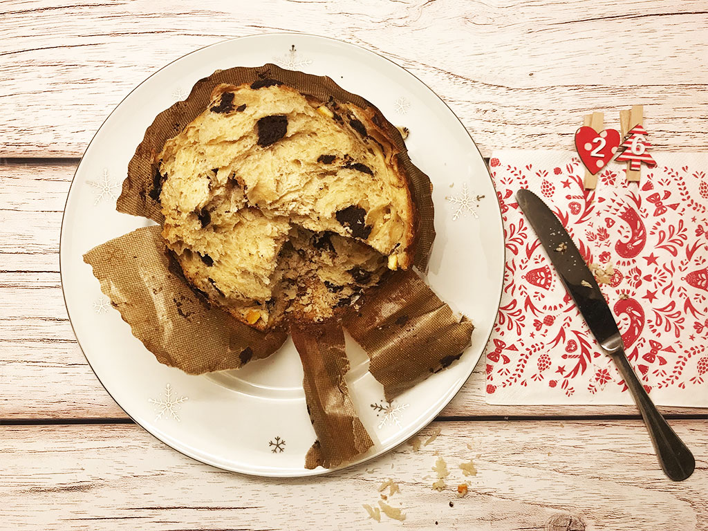 flatly dell'interno di un panettone al cioccolato