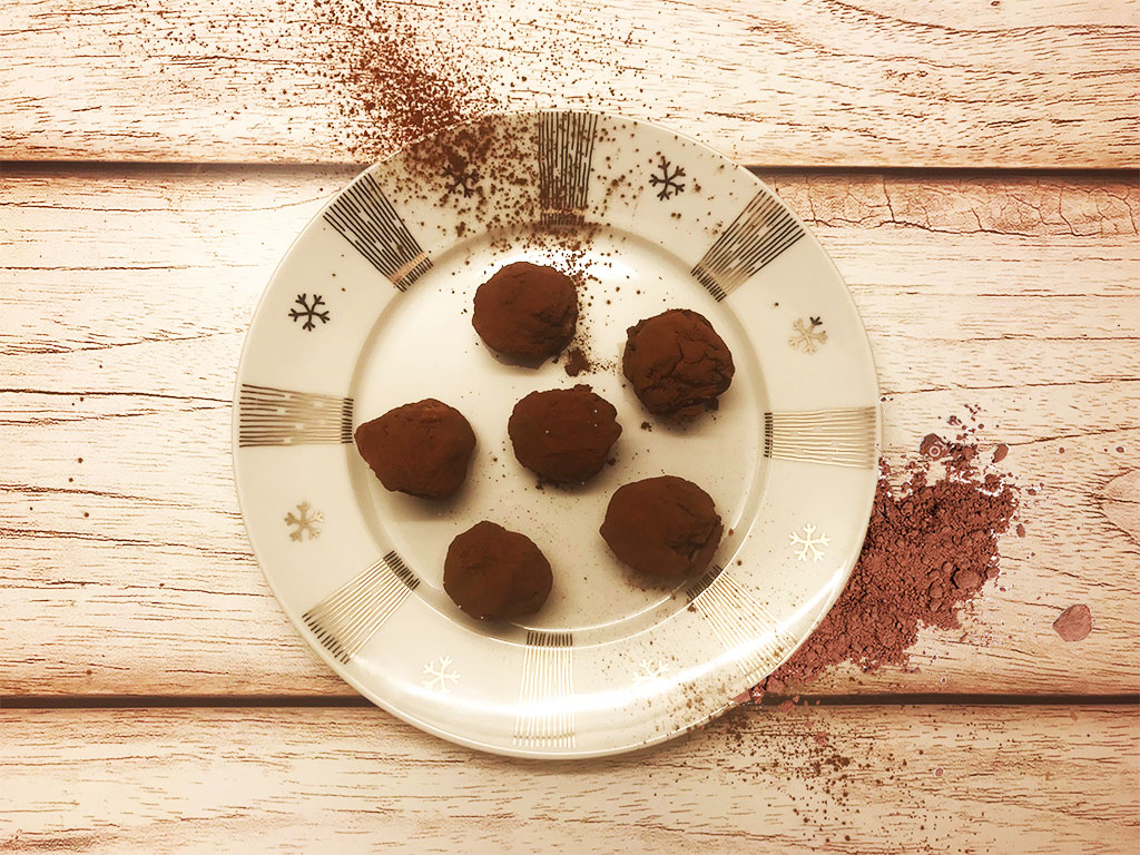 foto di un piatto di natale con i tartufi di. panettone al cacao