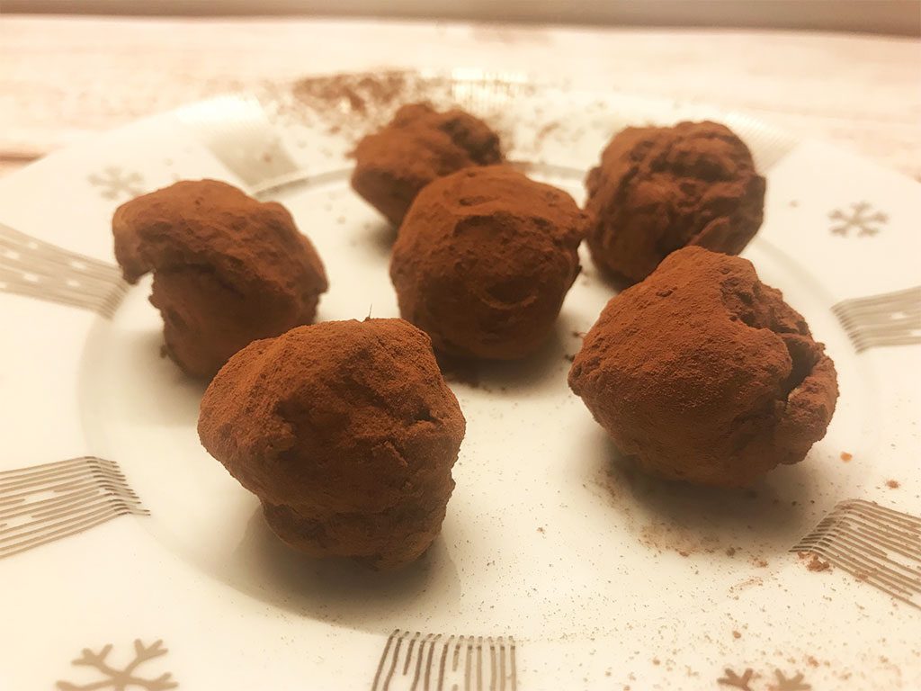 close up dei tartufi di panettone al cioccolato con cacao amaro