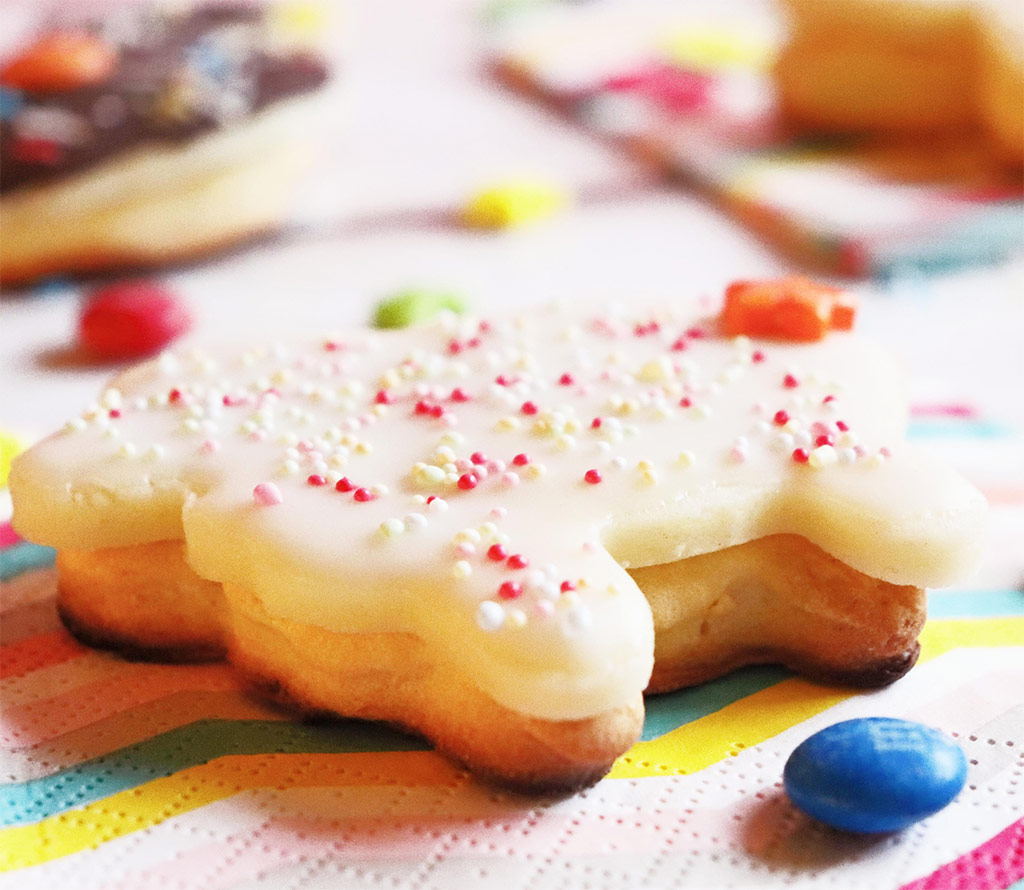 Biscotti di pasqua con copertura in marzapane e glassa di zucchero