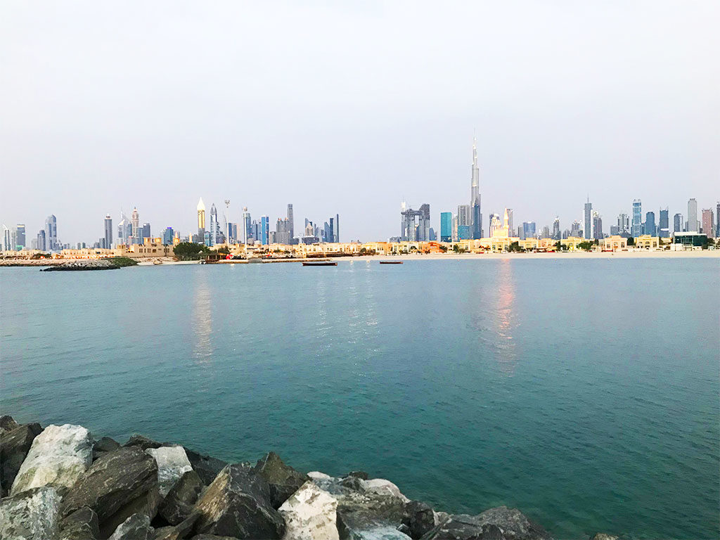 skyline di Dubai downtown visto dal mare