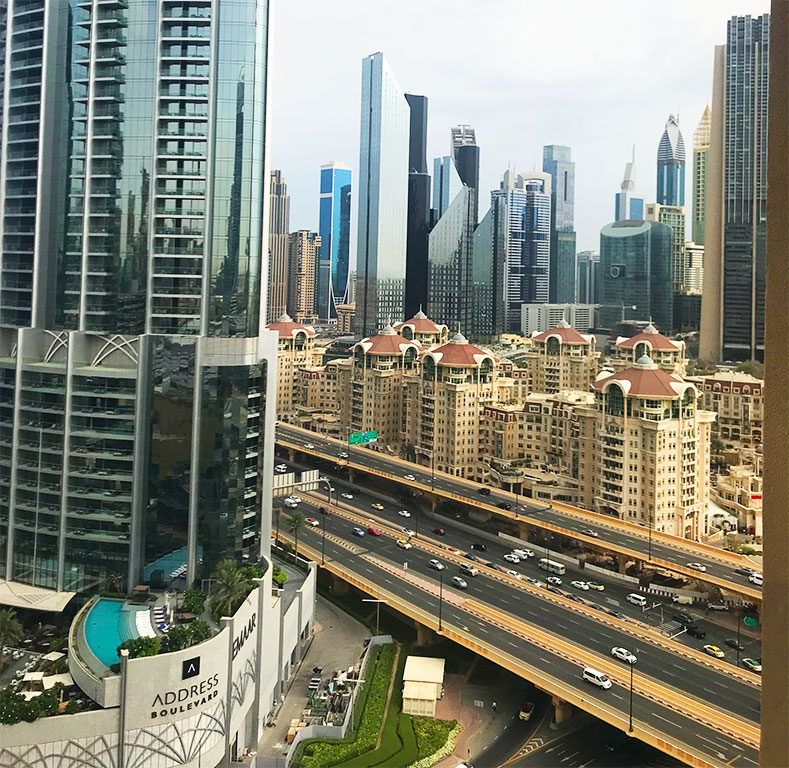 foto delle strade di Dubai con i grattacieli v