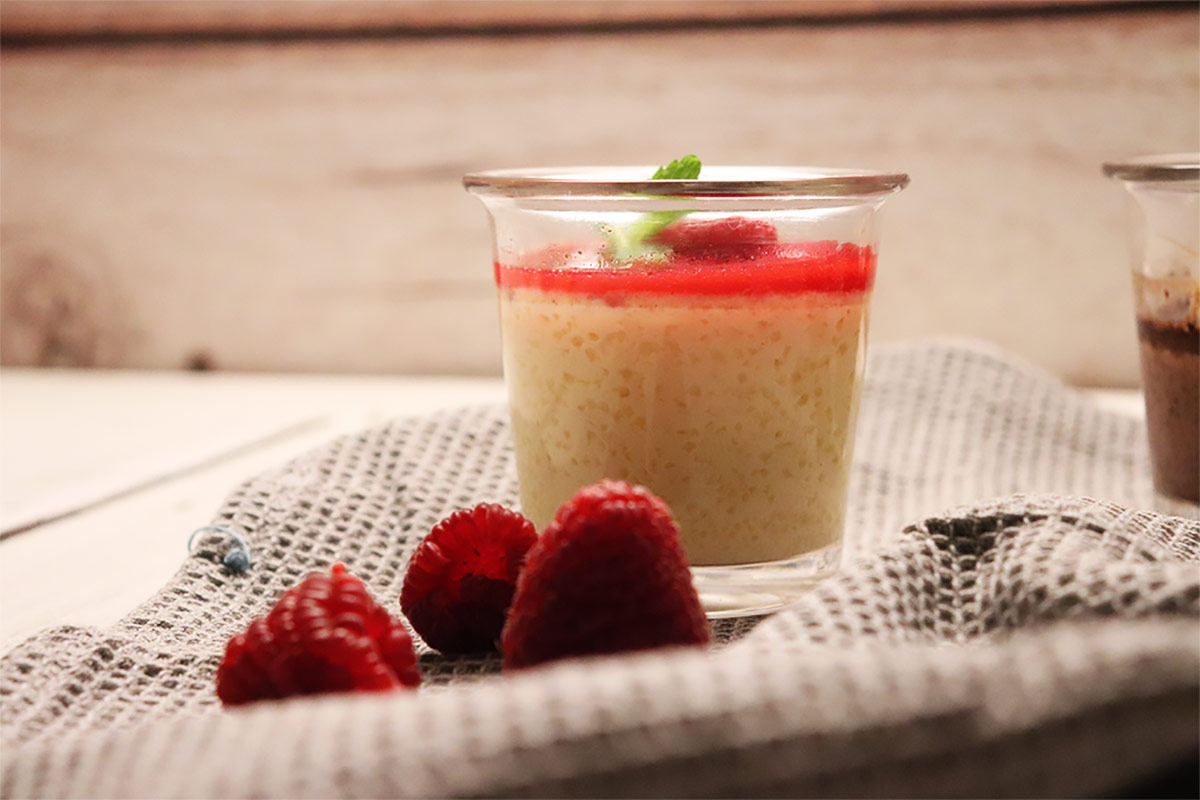 foto del bicchierino con mousse alla vaniglia e lamponi