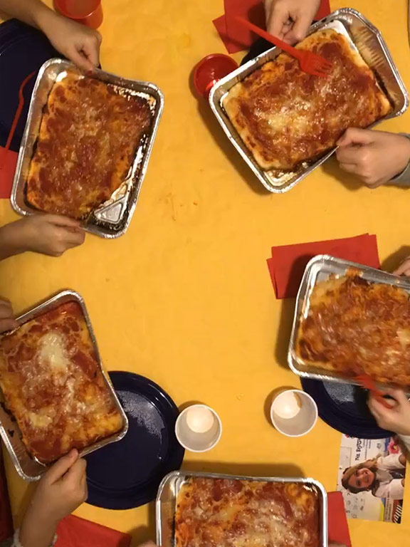 foto delle teglie con la pizza rossa