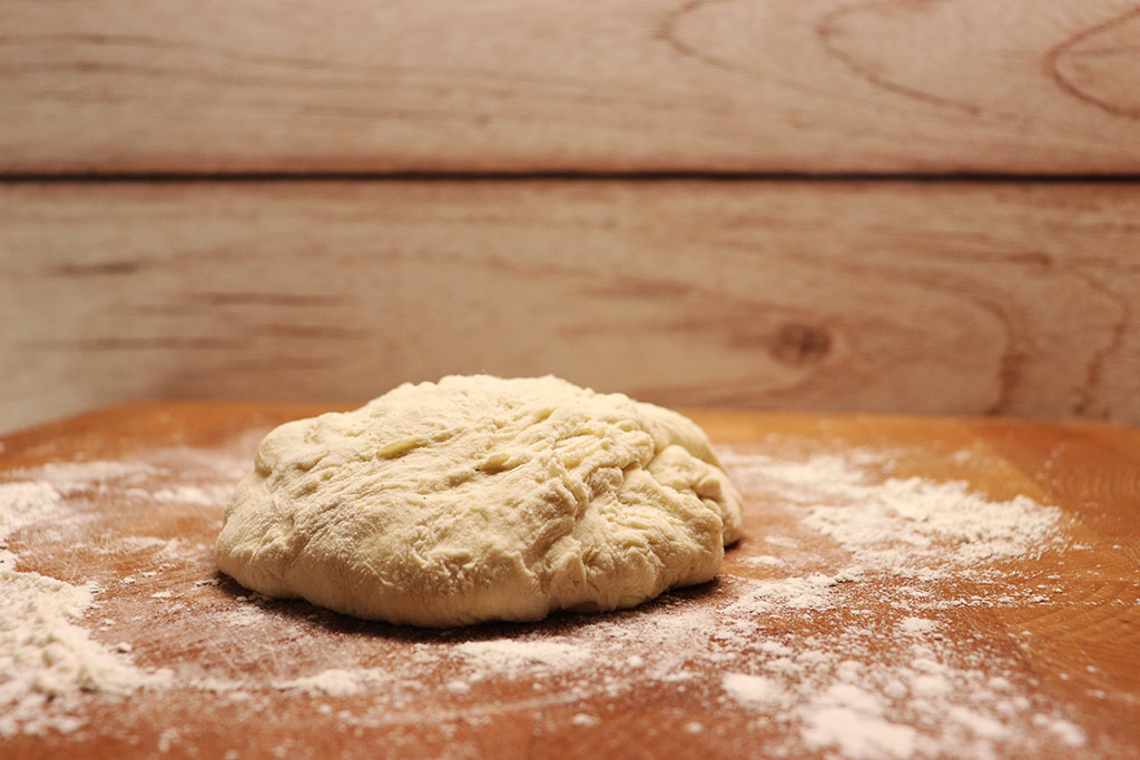 foto dell'impasto per la pizza con la ricetta del bocci sulla spianatoia