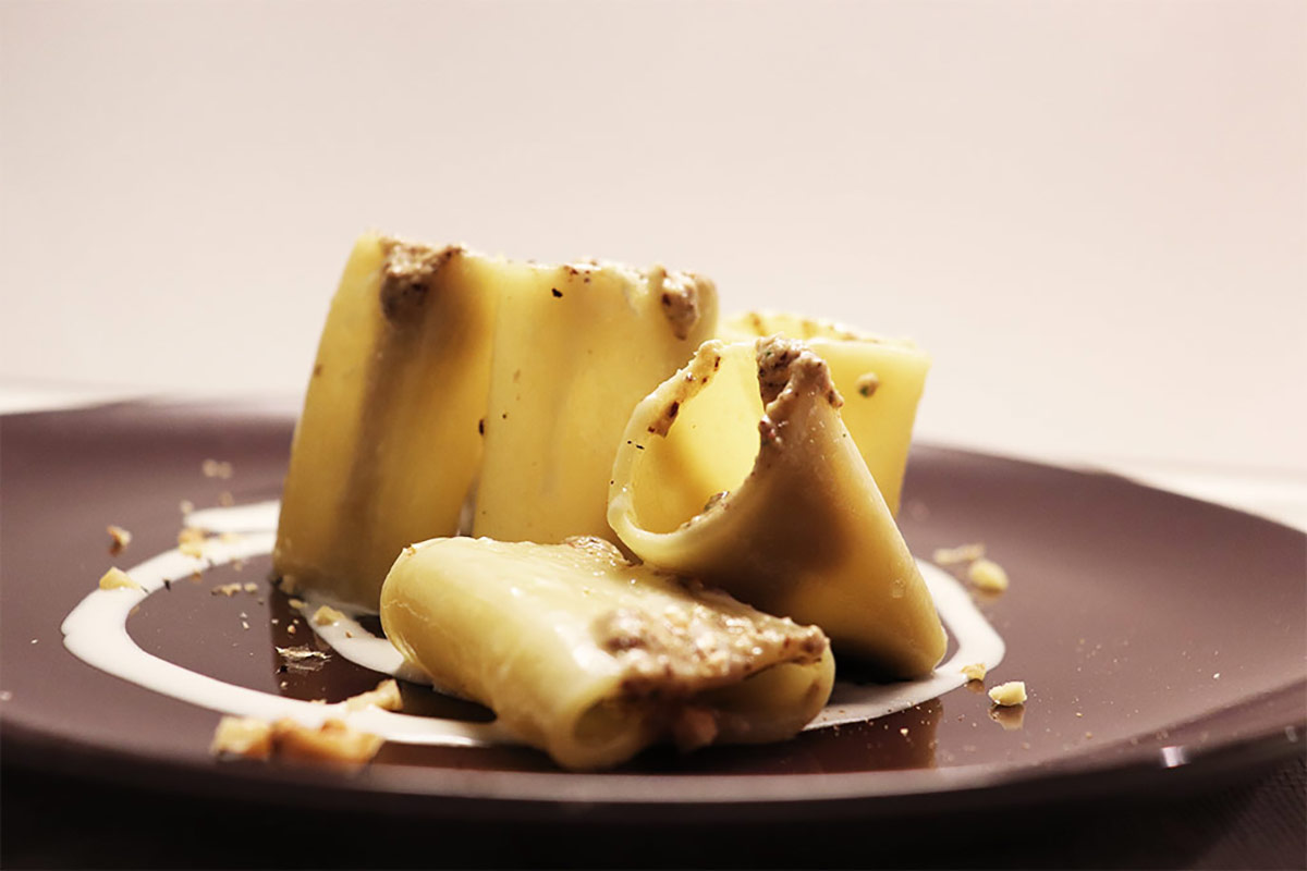 foto dei paccheri con pesto di radicchio