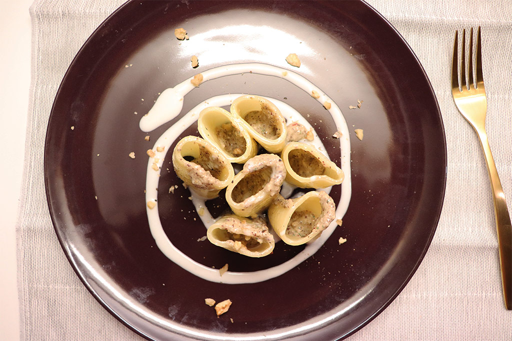 foto dei paccheri al pesto di radicchio