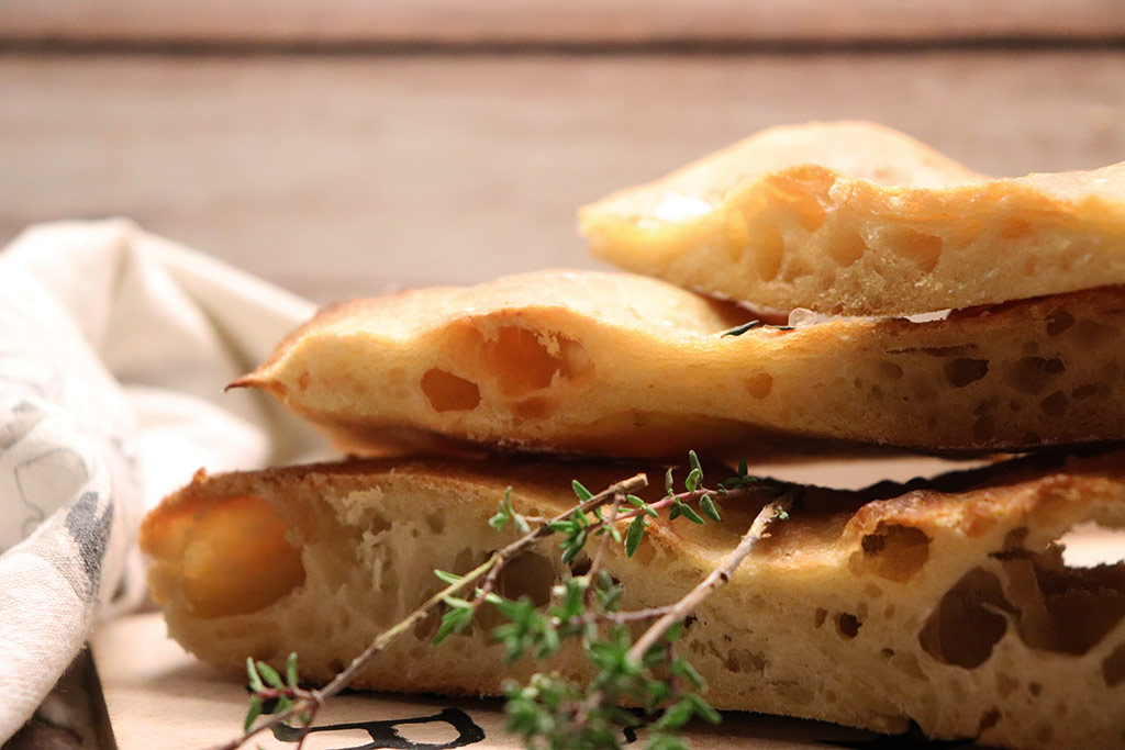 foto di tranci di pizza bianca con olio e timo