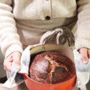 foto del pane cotto in pentola tenuto tra le mani