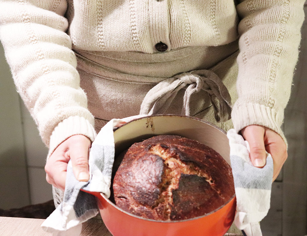 foto del pane cotto in pentola tenuto tra le mani