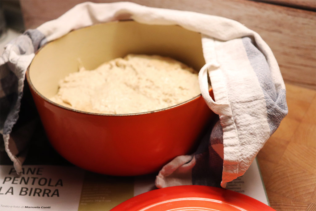 foto della pentola in ghisa con l'impasto del pane