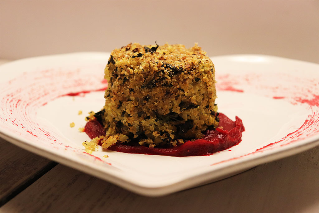 foto del tortino di quinoa e rape rosse nel piatto a cuire