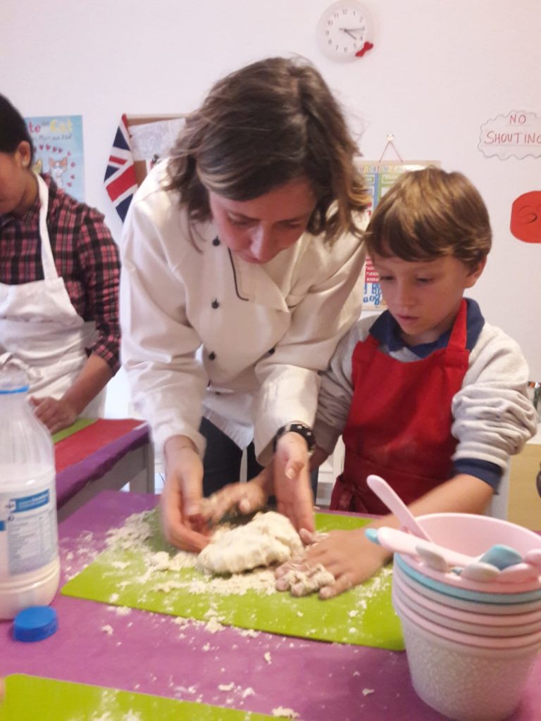 bambini che cucinano con la chef