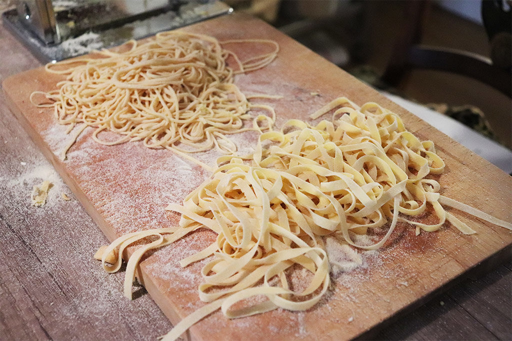 foto delle fettuccine e dei tagliolini sul tagliere di legno