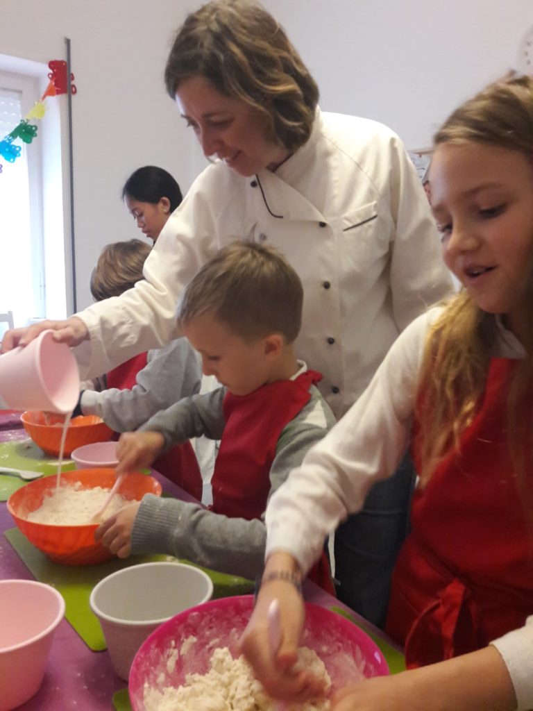 bambini che cucinano con la chef