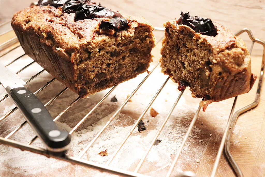 Interno del plumcake ai datteri senza lattosio