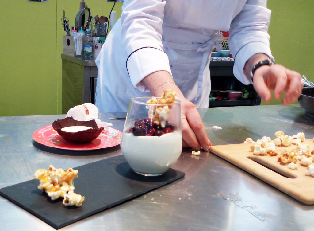 foto del bicchiere con la mousse di ricotta e frutti di bosco