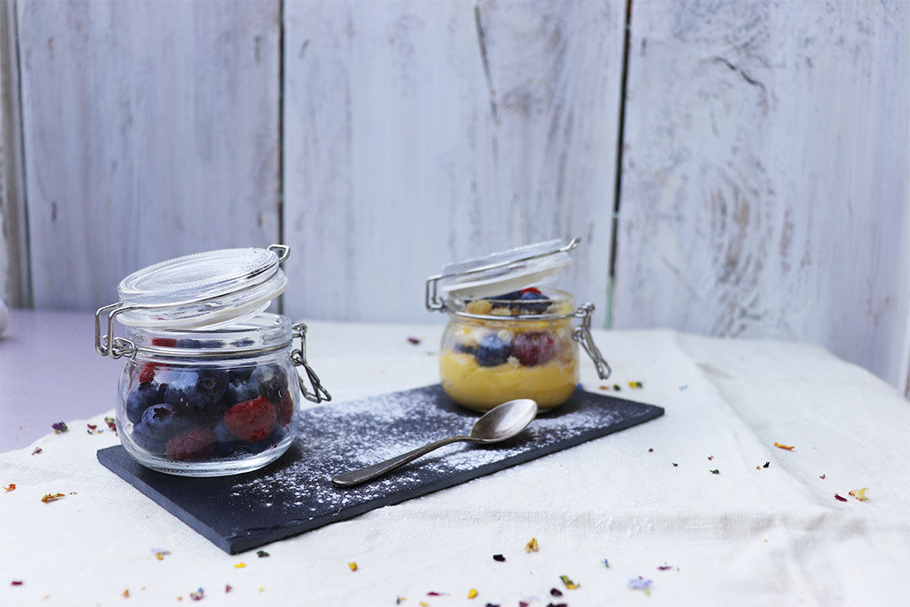 foto del barattolino di crema e frutti di bosco