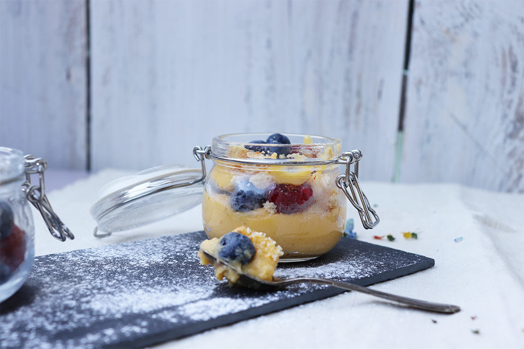 foto del barattolino ermetico riempito di crema con frutti di bosco