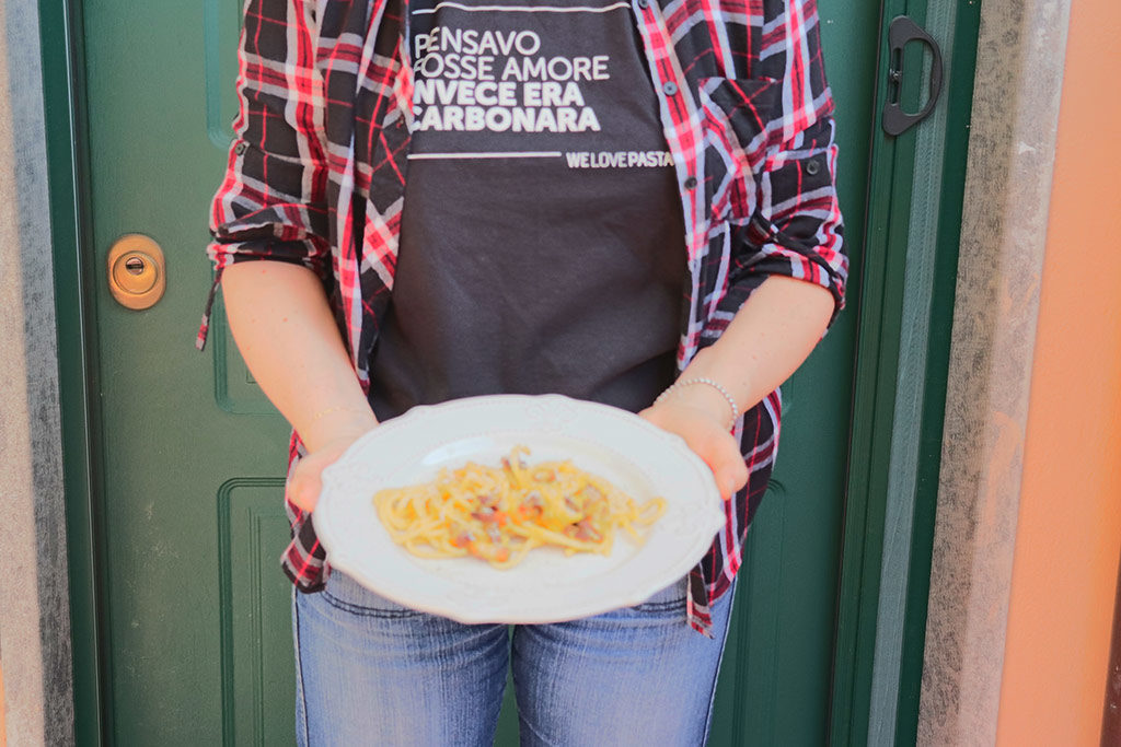 Foto de piatto di carbonara tenuto in mano