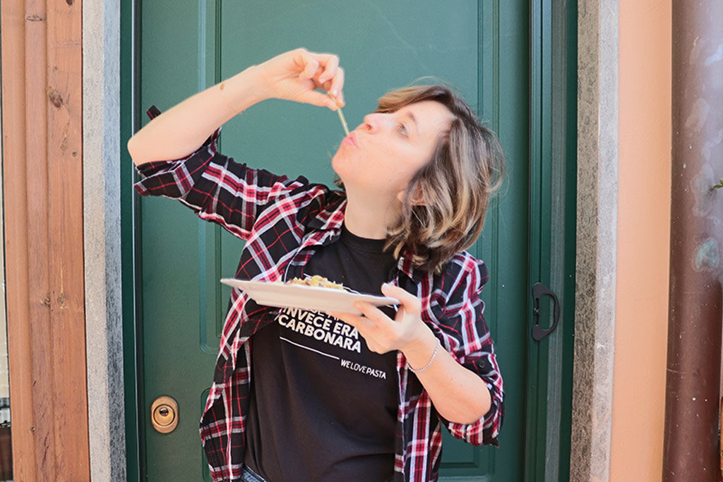 foto di Le chef clochard con un piatto di carbonara