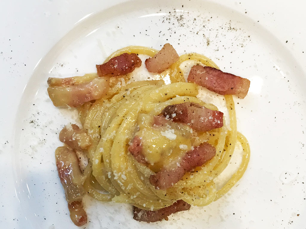 Foto di una carbonara cremosa presentata a nido