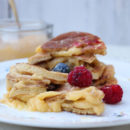 layer pancake con crema e frutti di bosco