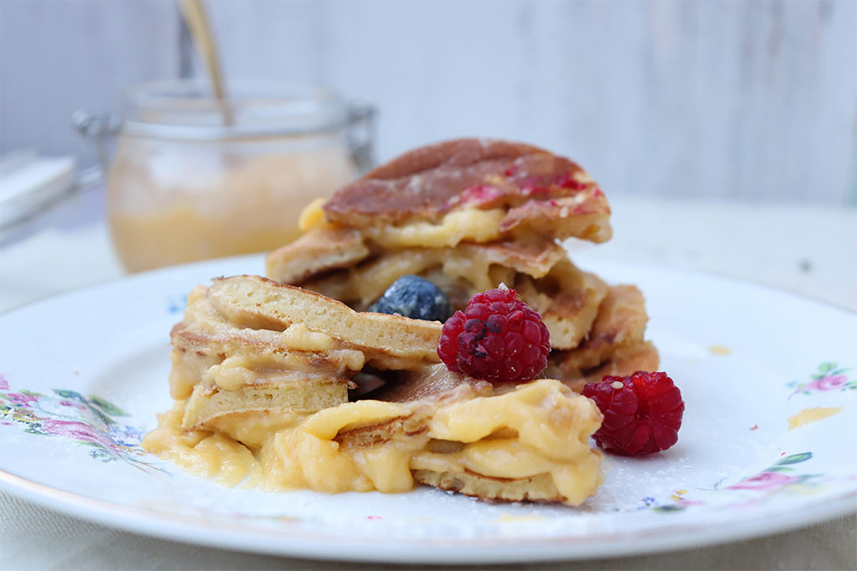 layer pancake con crema e frutti di bosco