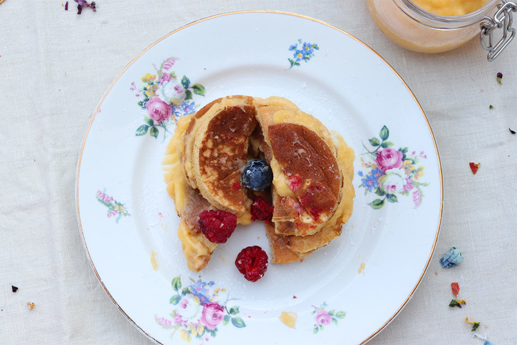 pancake con frutti di bosco e crema senza lattosio