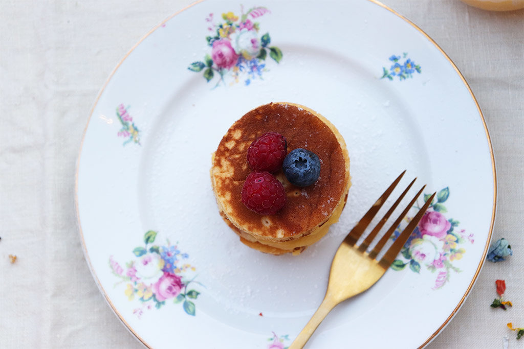 pancake con frutti di bosco e crema senza lattosio