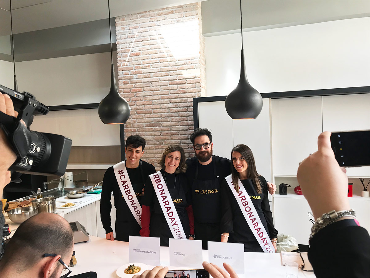 Luciano Monosilio con i vincitori del carbonara challenge 2019