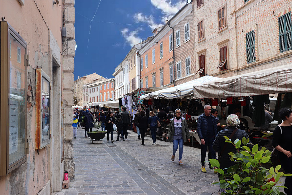 foto delle bancarelle al mercato di recanati