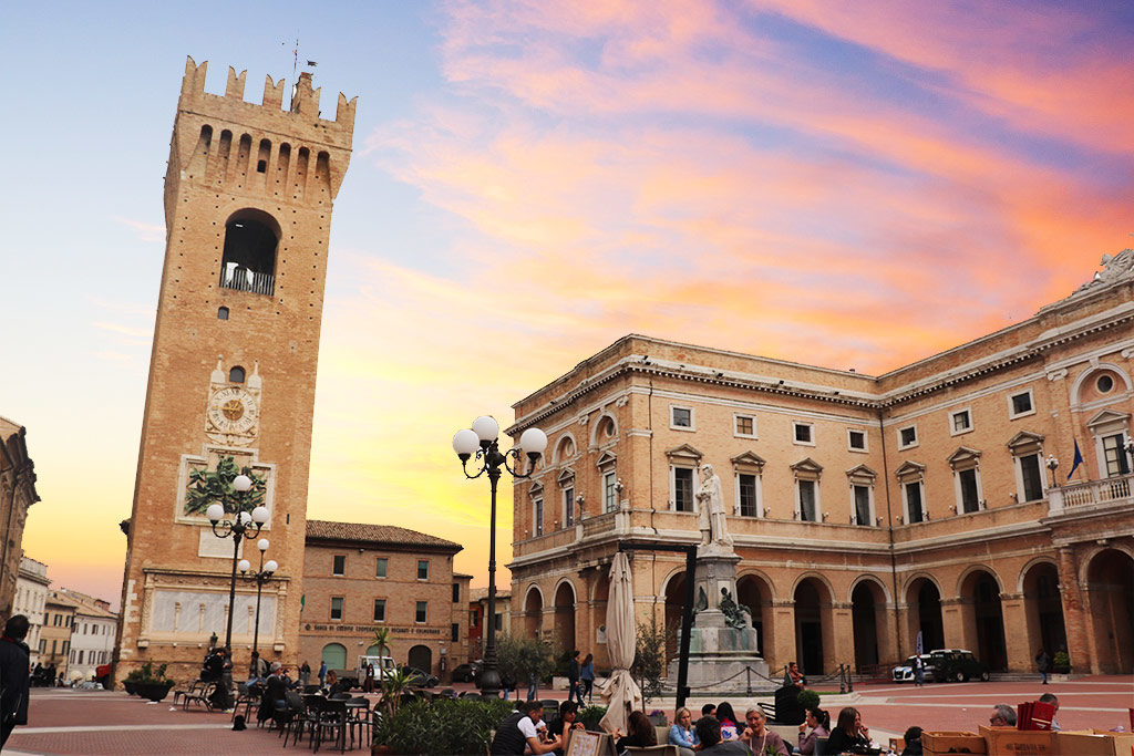 Foto della torre comunale di Recanati e di piazza Giacomo Leopardi