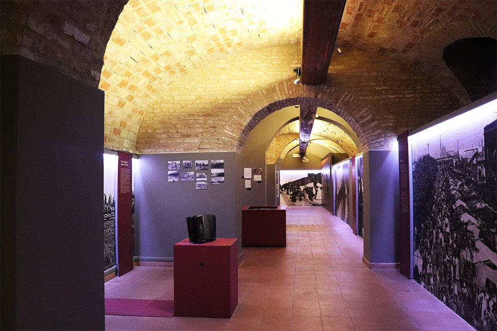 Foto di una sala del museo dell'immigrazione delle marche