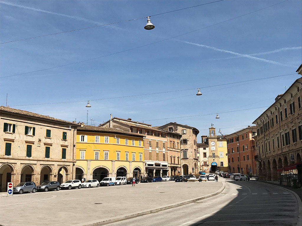 Foto della piazza del popolo a san Severino marche