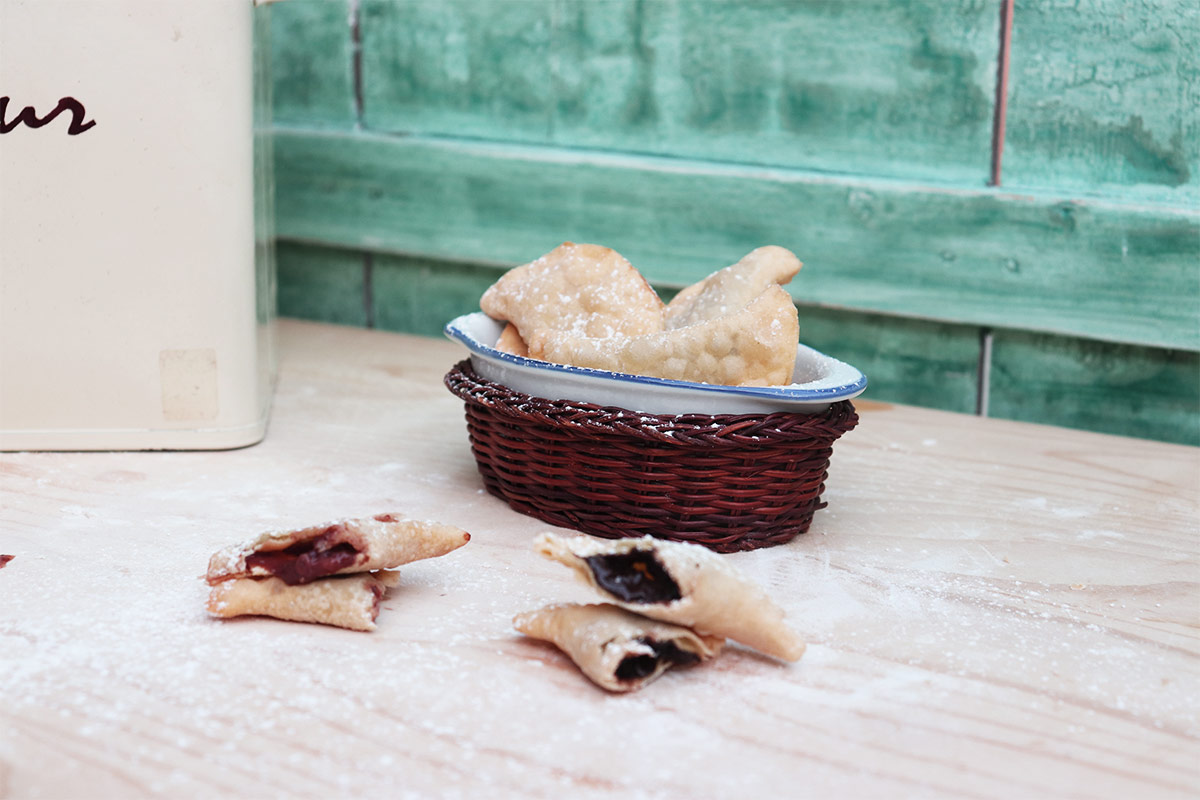 foto di una ciotolina con ravioli fritti