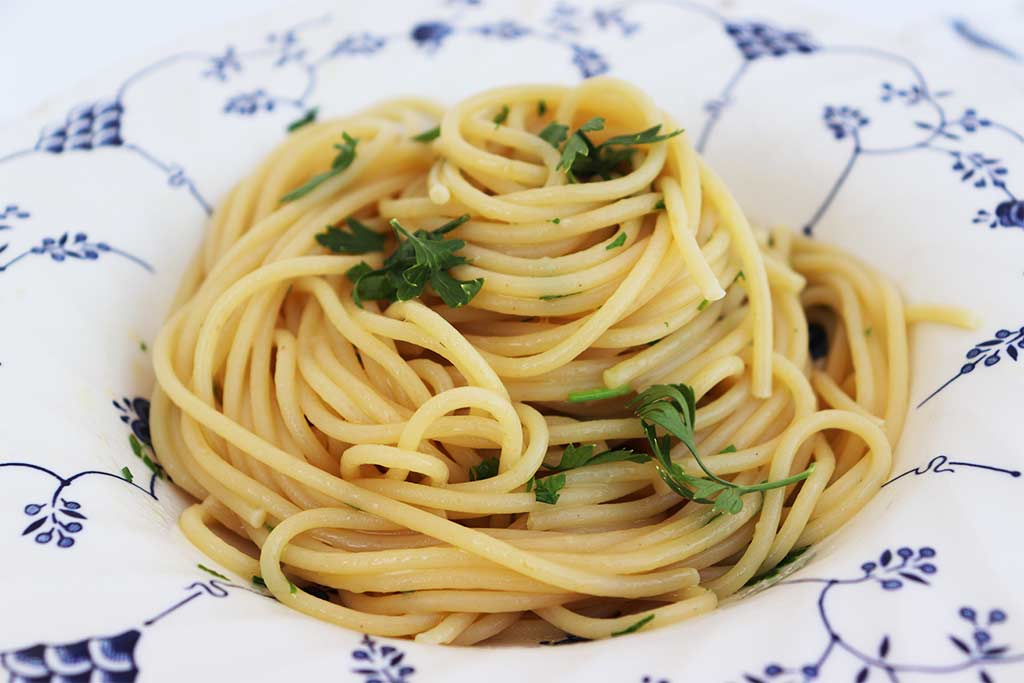 foto di un nido di spaghetti conditi con colatura di alici