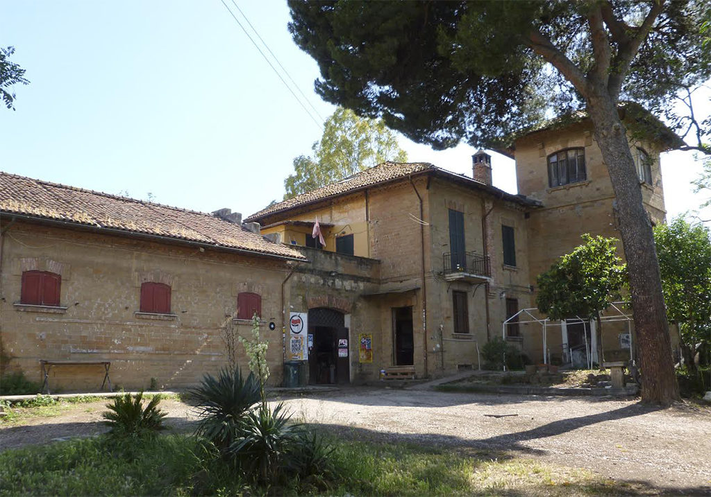 foto del casale della torre nel parco dell'aguzzano