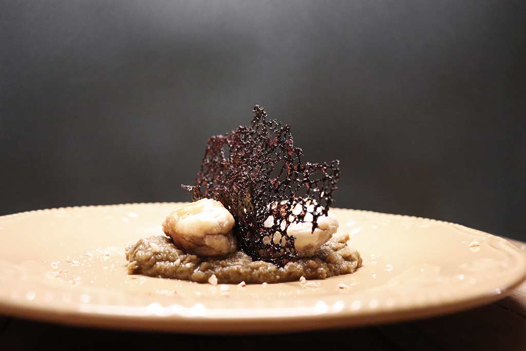 Foto della rana pescatrice con crema do lenticchie e corallo