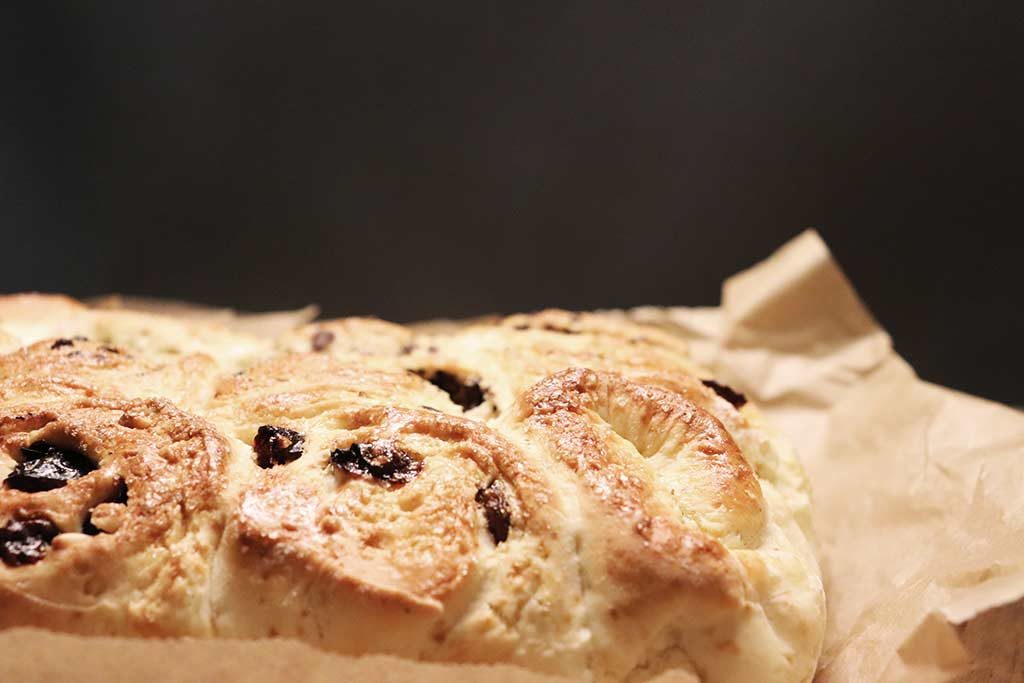 Foto dei Chelsea Buns, dolce tipico inglese con uvetta e scorsette candite