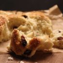 Foto dei Chelsea Buns, dolce tipico inglese con uvetta e scorzette candite