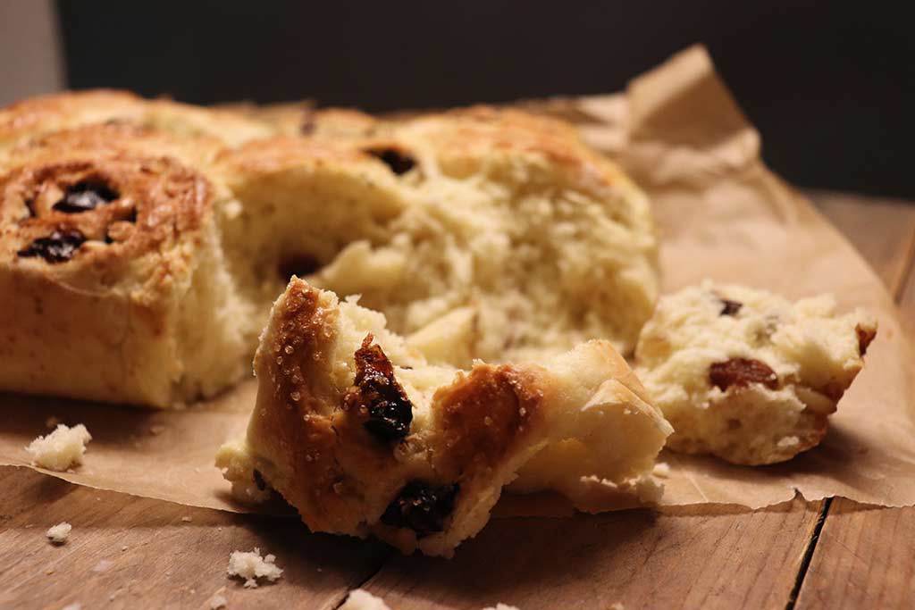 Foto dei Chelsea Buns, dolce tipico inglese con uvetta e scorzette candite