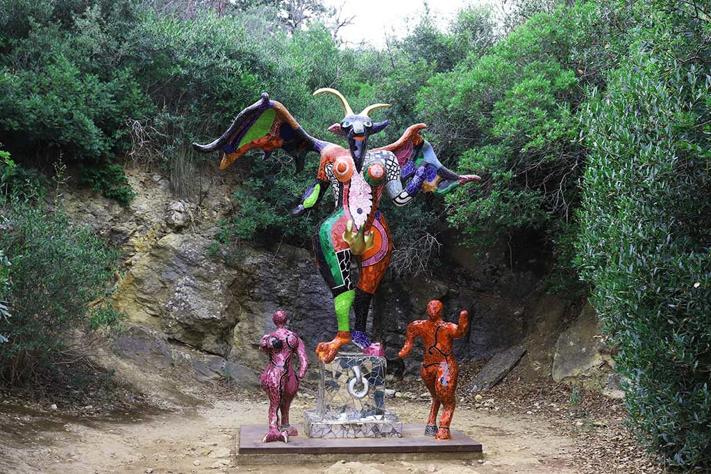 foto della scultura il diavolo al giardino dei tarocchi