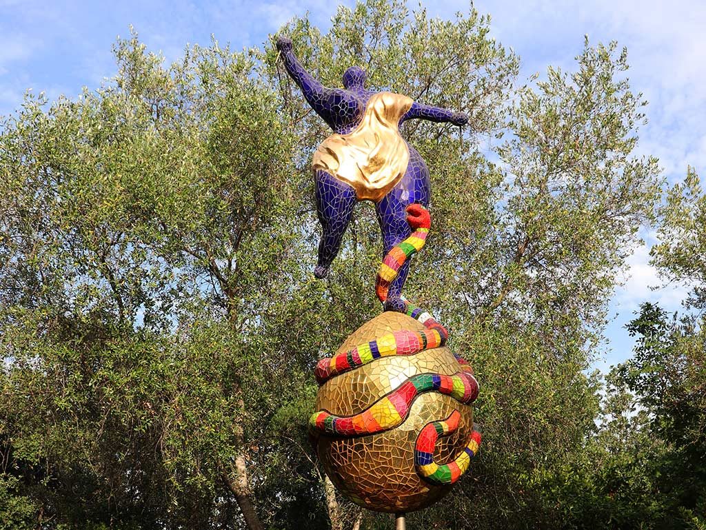 foto della scultura il mondo di nidi de saint phalle