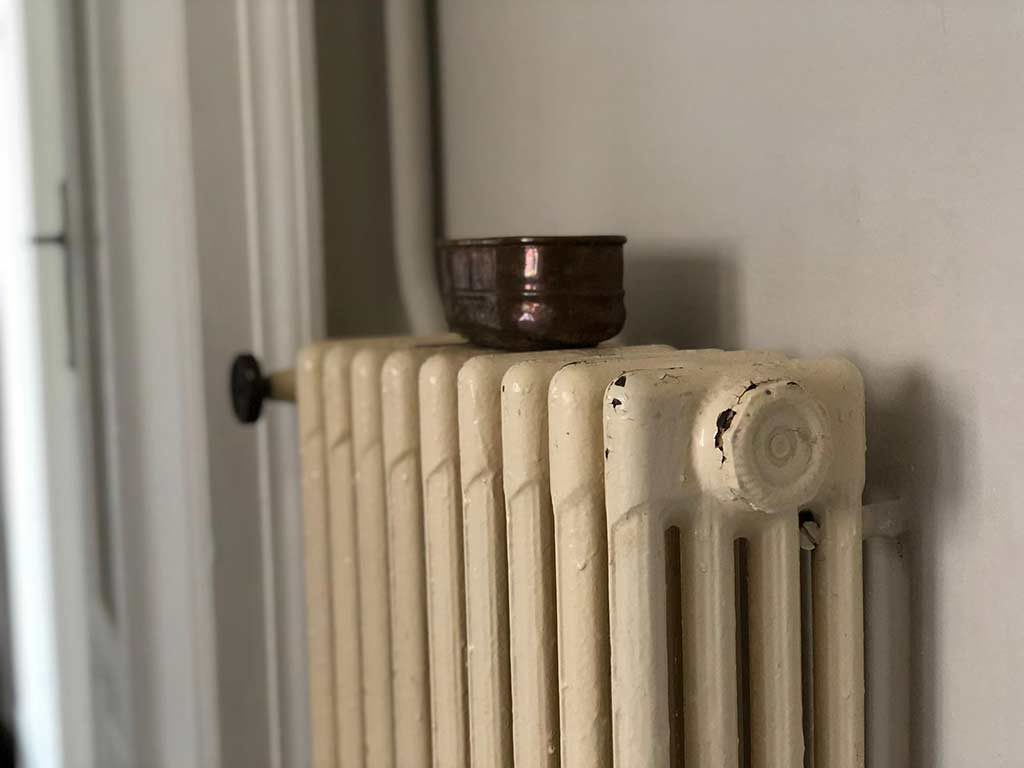 foto di un termosifone in ghisa